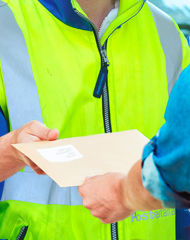 Raccomandata 1 con prova di consegna: focus pacco retto da due persone