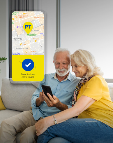 coppia senior in soggiorno con maxi display smartphone con mappa