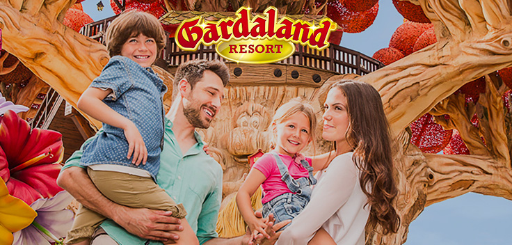 famiglia con sfondo ingresso gardaland